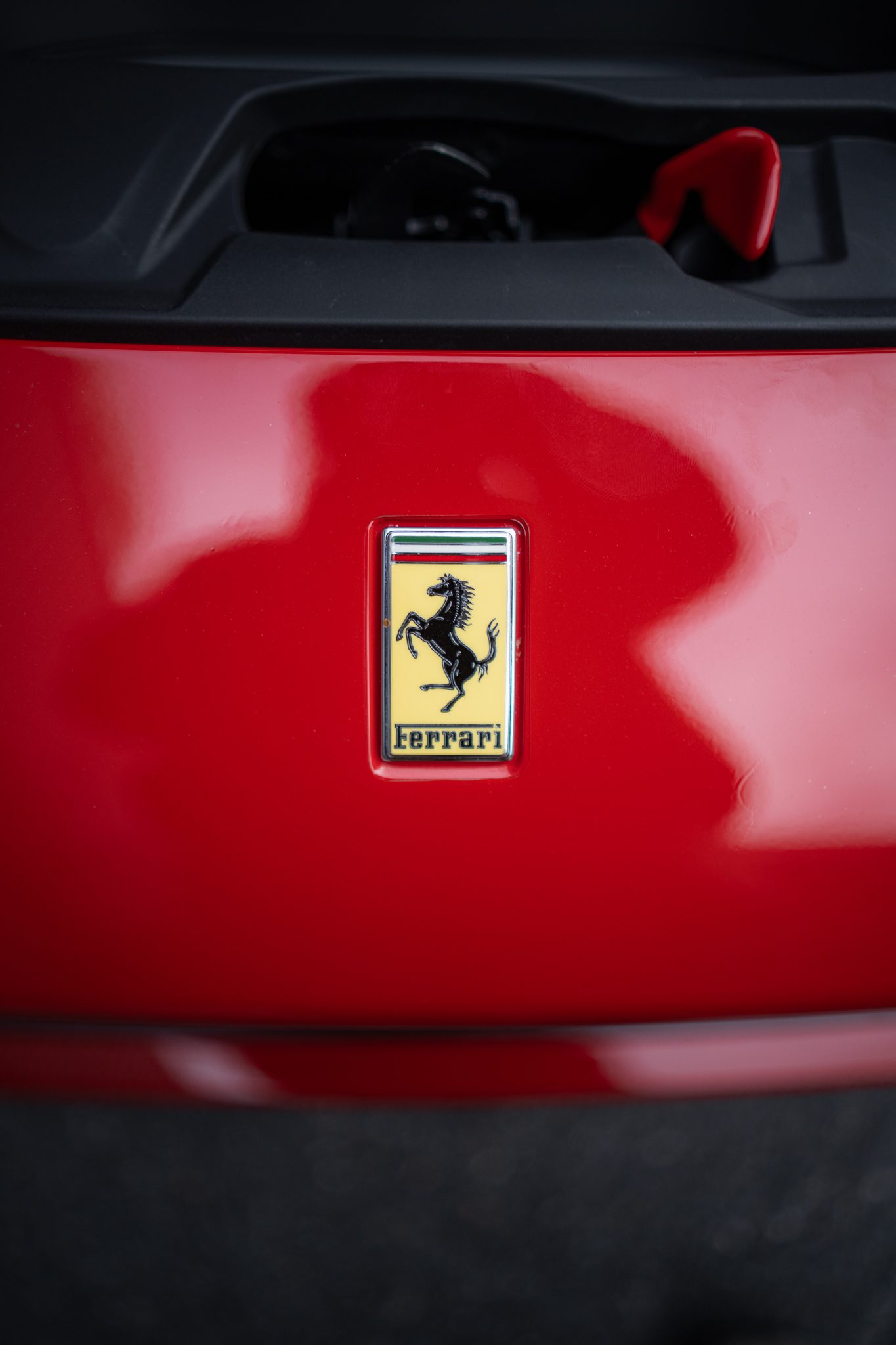 Ferrari F8 Tributo — Ferrari badge