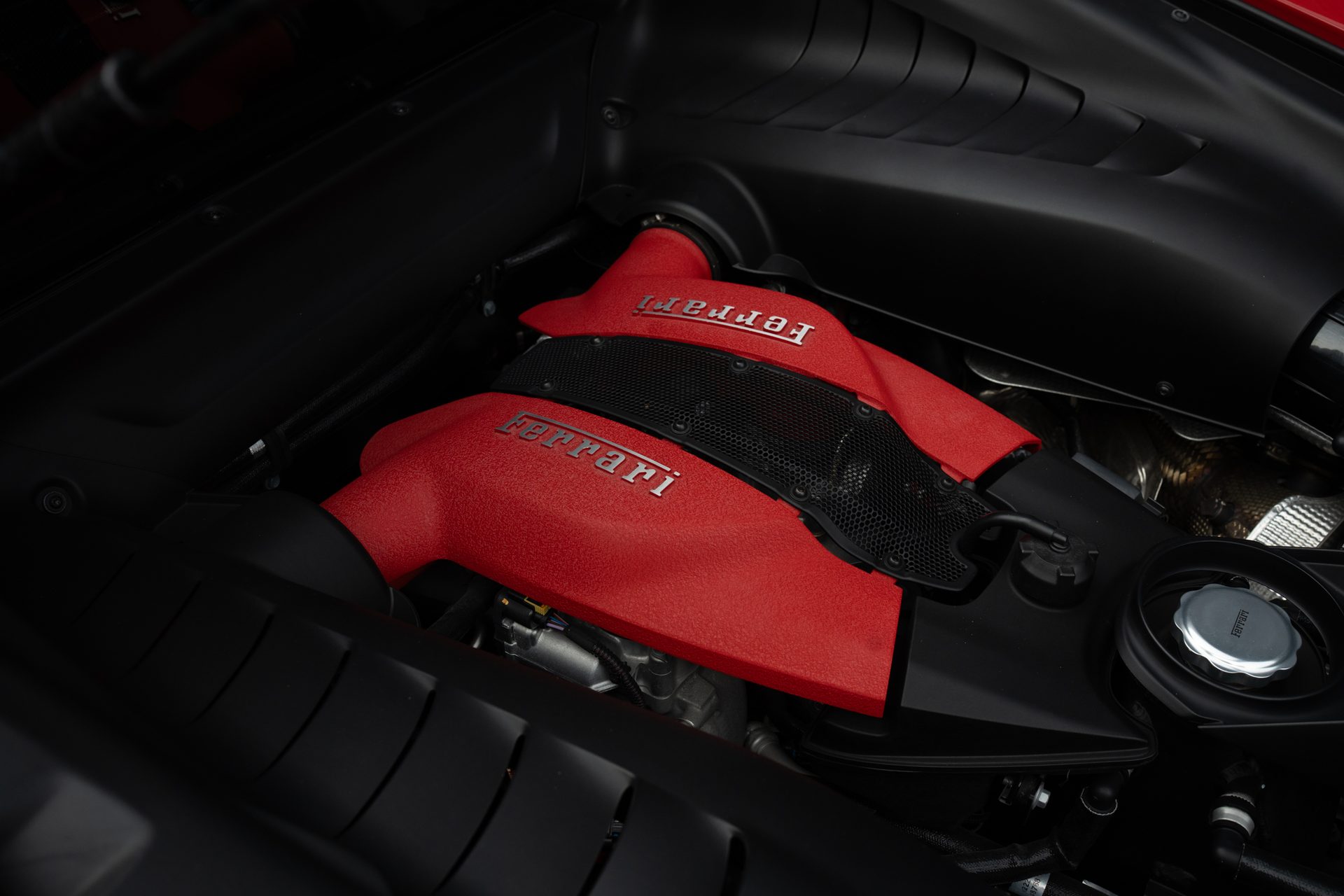 Ferrari F8 Tributo — engine detail