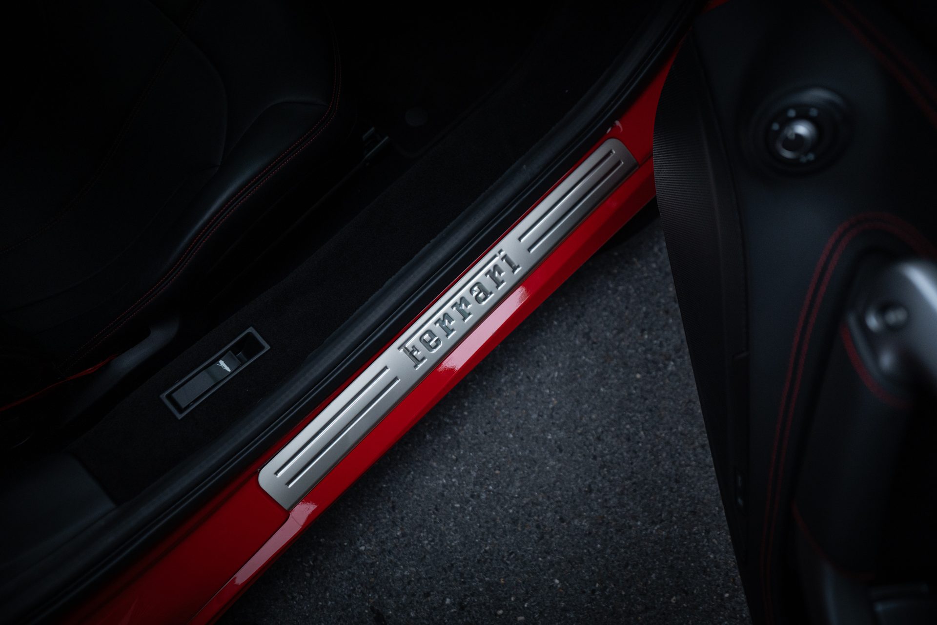 Ferrari F8 Tributo — sill plate