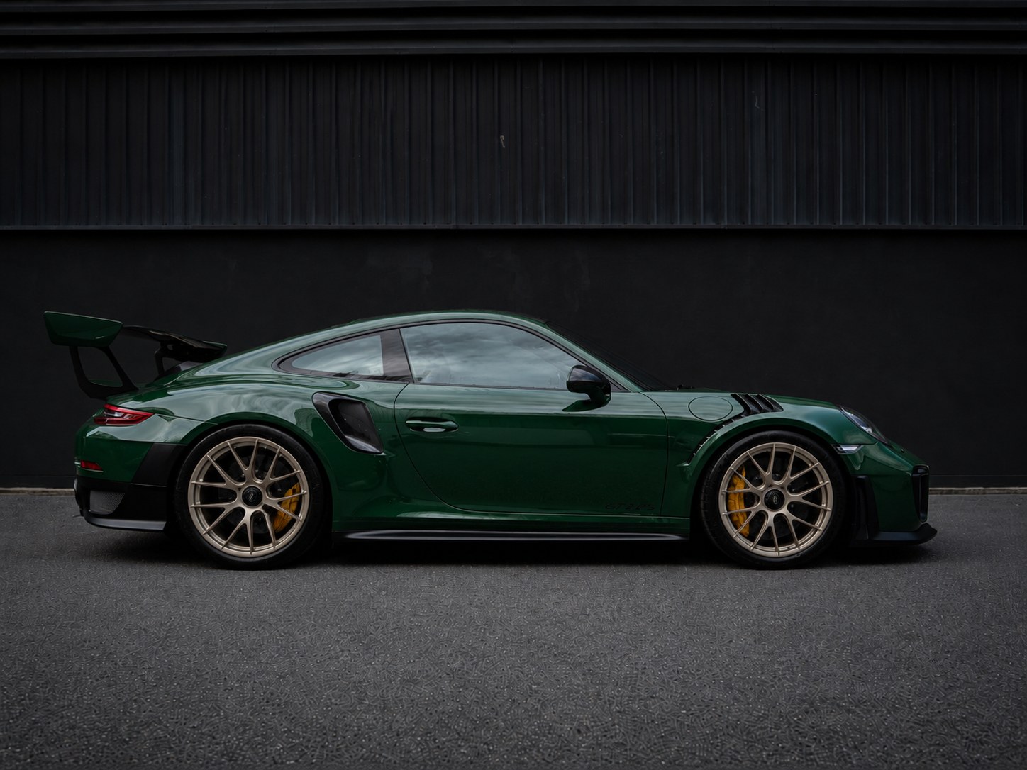 Porsche 911 GT2 RS in Deep green