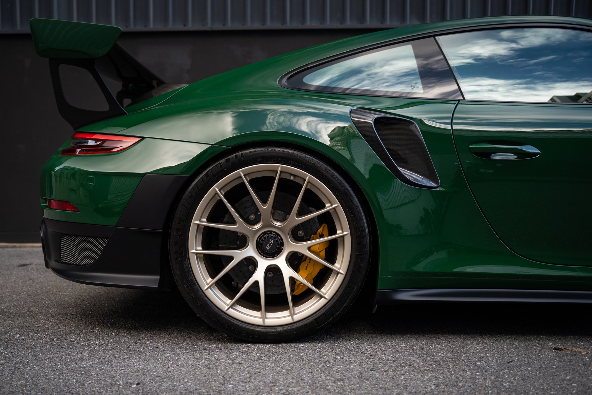 Porsche 911 GT2 RS in Deep green