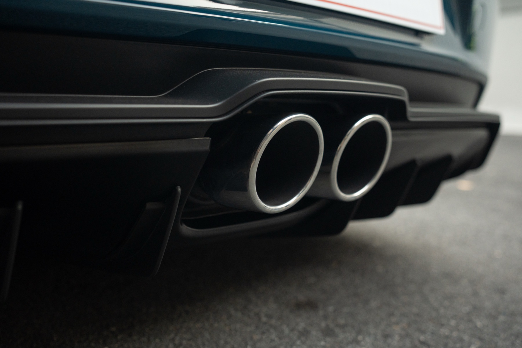 GT3 twin exhaust pipes